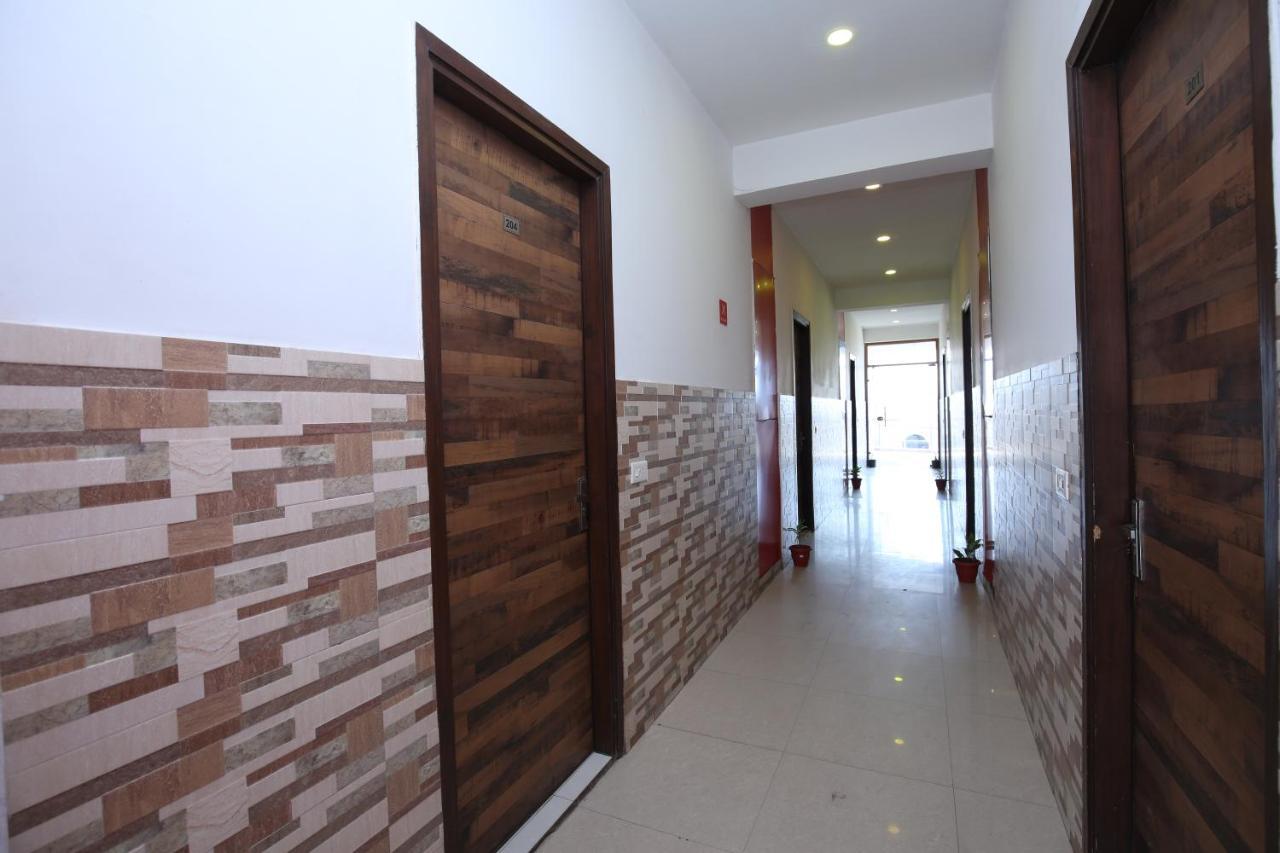 Hotel Pearl Grand & Banquet Zirakpur Exterior foto