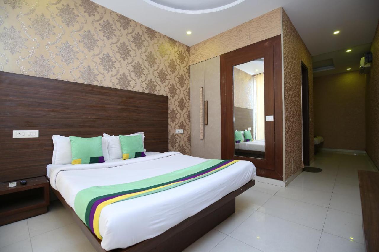 Hotel Pearl Grand & Banquet Zirakpur Exterior foto