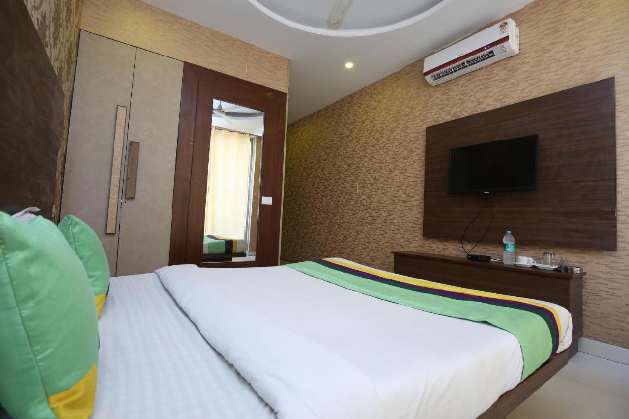 Hotel Pearl Grand & Banquet Zirakpur Exterior foto